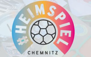 Heimspie-Logo vor einem Foto von nun-Werbematerialien auf einem grünen Netz