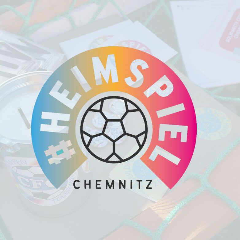Heimspie-Logo vor einem Foto von nun-Werbematerialien auf einem grünen Netz