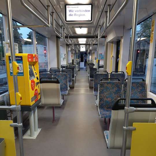 Der Innenraum einer Straßenbahn, alle Sitzplätze sind leer