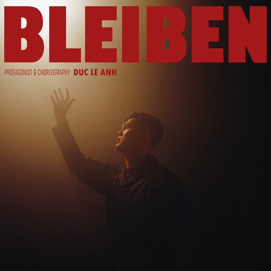 Filmplakat zum Film "BLEIBEN". Ein junger Mann mit nach oben gerichtetem Blick, der die Hand in die Höhe hebt, atmosphärisches Licht
