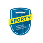 Logo des SPORTY. Eine blaue Plakette mit gelben Schriftband und der Aufschrift "SPORTY"